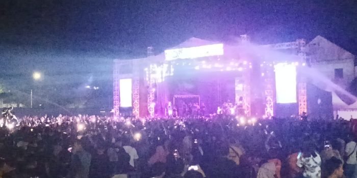 Konser Denny Caknan, di Lapangan Bima Sakti Lanud Dhomber, Balikpapan, Senin (17/7/2023). Foto: BorneoFalsh.com/Niken Sulastri.