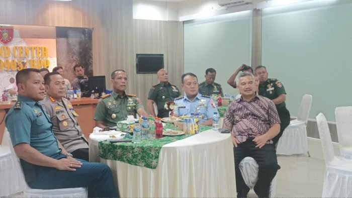 Dandim 0905/Balikpapan, Letkol Arm Azhari bersama Kapolresta Balikpapan serta perwakilan Forkopimda saat menyaksikan penyerahan apresiasi Kasad Award 2023 kepada media online secara virtual, di Media Center Kodim 0905/Balikpapan, pada hari Senin (10/7/2023) malam. Foto: BorneoFlash.com/Niken Sulastri.