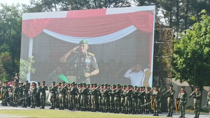 Pangdam VI/Mulawarman, Mayjen TNI Tri Budi Utomo saat memimpin upacara peringatan Hari Ulang Tahun (HUT) ke 65 Kodam VI/Mulawarman, di Lapangan Makodam VI/Mulawarman, pada hari Kamis (20/7/2023). Foto: BorneoFlash.com/Niken Sulastri.