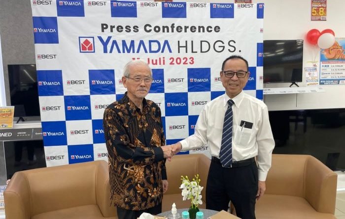 Kiri-kanan : Noboru Yamada (Chairman Yamada Holdings), Kenji Hanasaki (Indonesian Chairman).