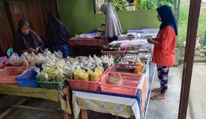 Objek wisata pemancingan dimanfaatkan Usaha Mikro Kecil Menengah (UMKM) setempat untuk menjajakan aneka makanan. Objek wisata pemancingan dimanfaatkan Usaha Mikro Kecil Menengah (UMKM) setempat untuk menjajakan aneka makanan. Foto: BorneoFlash.com/Ist.