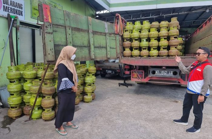 PT Pertamina Patra Niaga di Regional Kalimantan lakukan sidak ke pangkalan-pangkalan LPG 3 kg yang tersebar di seluruh Kalimantan. Foto: HO/Pertamina Patra Niaga.