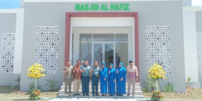 Pangkoarmada II Laksamana Muda TNI Maman Firmansyah Bersama Komandan Lanal Balikpapan Kolonel Laut (P) Rasyid Al Hafiz, MMaritimePol, M.Tr.Hanla dan Forkopimda Balikpapan Foto Bersama seusai meresmikan Masjid Al Hafiz TNI AL yang berada di Dermaga Melawai TNI AL Balikpapan, Jalan Jenderal Sudirman, pada hari Kamis (6/7/2023). Foto: BorneoFlash.com/Niken Sulastri.