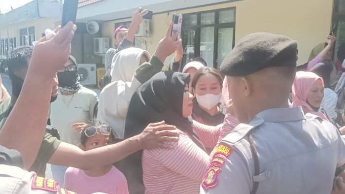 Para korban saat bertemu tatap muka dengan kedua tersangka di Mako Polresta Balikpapan, pada hari Sabtu (9/7/2023). Foto: BorneoFlash.com/Niken Sulastri.