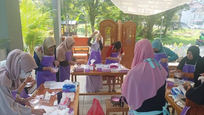Para peserta saat membuat jelly art di Kedai Sarapan Perum Wika Blok A1 Nomor 24 pada hari Minggu (30/7/2023). Foto: BorneoFlash.com/Niken Sulastri.