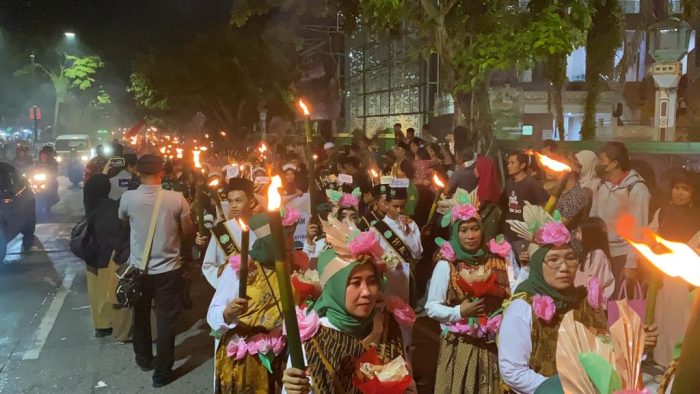 Pawai Obor dalam menyambut Tahun Baru Islam 1445 Hijriah Tahun 2023 di Kota Balikpapan. Foto: BorneoFlash.com/Niken Sulastri.