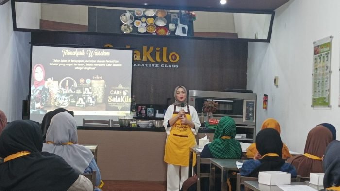 Pemilik dan pencetus Salakilo, Riswahyuni saat memberikan pemaparan dalam cooking class, di Ruko Cake Salakilo yang berada di Jalan MT Haryono Kilometer 4,5, pada hari Sabtu (22/7/2023). Foto: BorneoFlash.com/Niken Sulastri.