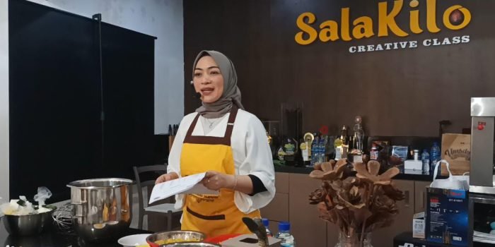 Bangkitkan UMKM, Yuni Salakilo Gelar Cooking Class Kepada Warga RT 01 Graha Indah 