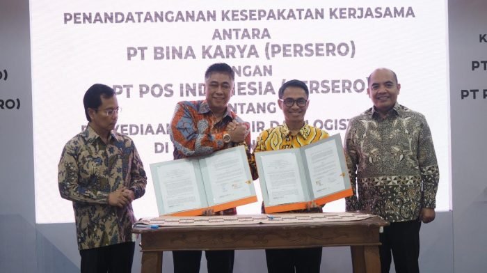 Penandatanganan Kesepakatan Kerja Sama PT Bina Karya (Persero) dengan PT Pos Indonesia (Persero) tentang Penyediaan Jasa Kurir dan Logistic Hub di Ibu Kota Nusantara di Gedung Pos Ibukota pada Kamis (20/07/2023). Foto: BorneoFlash.com/Ist.