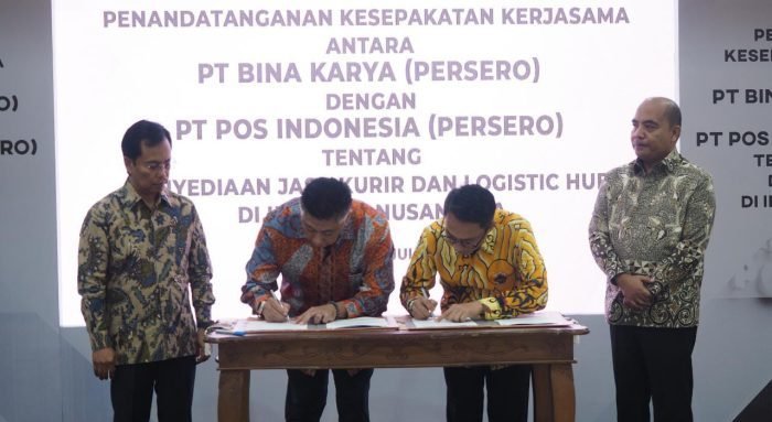 Penandatanganan Kesepakatan Kerja Sama PT Bina Karya (Persero) dengan PT Pos Indonesia (Persero) tentang Penyediaan Jasa Kurir dan Logistic Hub di Ibu Kota Nusantara di Gedung Pos Ibukota pada Kamis (20/07/2023). Foto: BorneoFlash.com/Ist.