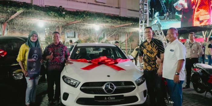 Penyerahan Pemenang Hadiah Utama.