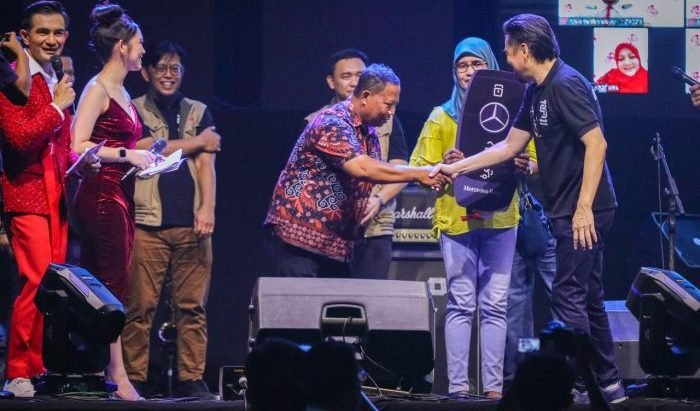 Penyerahan Pemenang Hadiah Utama.