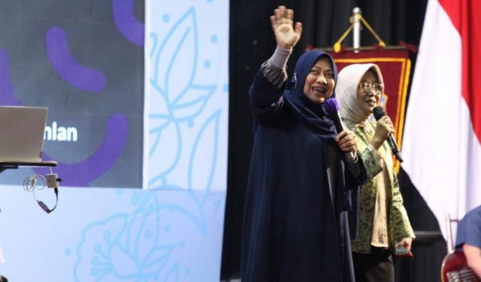 Peringati Hari Kesatuan Gerak (HKG) ke 51 PKK Tingkat Kota Balikpapan dirangkai kegiatan talk show yang disampaikan oleh Ustadzah Dr Aisyah Dahlan. Foto: BorneoFlash.com/Niken Sulastri.