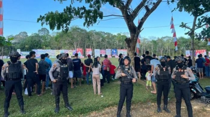 Personil Sat Samapta Polres Kutai Barat melakukan pemantauan dan pengamanan pelaksanaan pertandingan Sepak Bola Persimen Cup 5 yang berlangsung di lapangan Kampung Mencimai, Kecamatan Barong Tongkok. Foto: HO/Humas Polres Kubar.