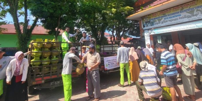 Pertamina Patra Niaga dan Hiswan Migas serta pemerintah daerah menyelenggarakan operasi pasar. Foto: HO/Pertamina Patra Niaga.