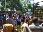 Pertamina Patra Niaga dan Hiswan Migas serta pemerintah daerah menyelenggarakan operasi pasar. Foto: HO/Pertamina Patra Niaga.