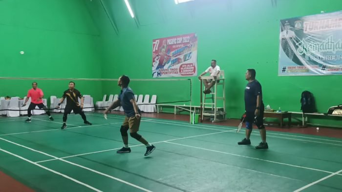 Pertandingan persahabatan bulu tangkis Forkopimda Balikpapan digelar di Gedung Aliran Jaya Jalan 21 Januari Gang Batu Arang RT 53 Kelurahan Baru Tengah Kecamatan Balikpapan Barat, pada hari Minggu (2/7/2023). Foto: BorneoFlash.com/Niken Sulastri.