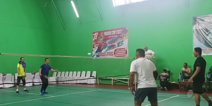 Pertandingan persahabatan bulu tangkis Forkopimda Balikpapan digelar di Gedung Aliran Jaya Jalan 21 Januari Gang Batu Arang RT 53 Kelurahan Baru Tengah Kecamatan Balikpapan Barat, pada hari Minggu (2/7/2023). Foto: BorneoFlash.com/Niken Sulastri.