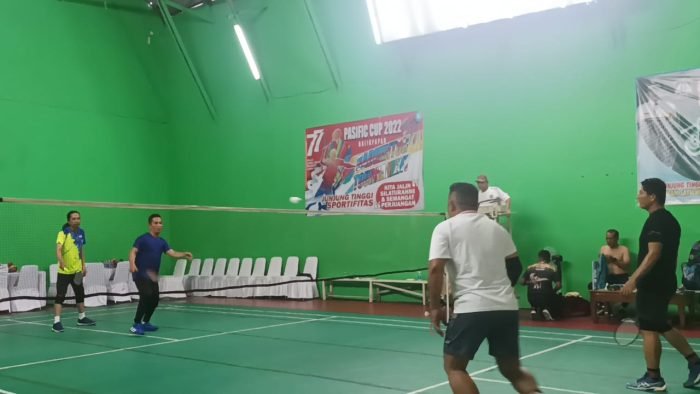 Pertandingan persahabatan bulu tangkis Forkopimda Balikpapan digelar di Gedung Aliran Jaya Jalan 21 Januari Gang Batu Arang RT 53 Kelurahan Baru Tengah Kecamatan Balikpapan Barat, pada hari Minggu (2/7/2023). Foto: BorneoFlash.com/Niken Sulastri.