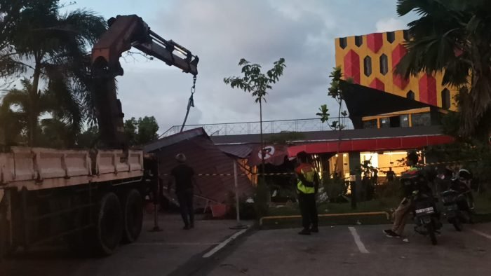 Petugas saat mengevaluasi truk yang menabrak gedung kesenian. Foto: BorneoFlash.com/Niken Sulastri.