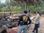 Polisi melakukan olah TKP suami bakar istri dan anak di Kukar. (FOTO: Dok. Istimewa)