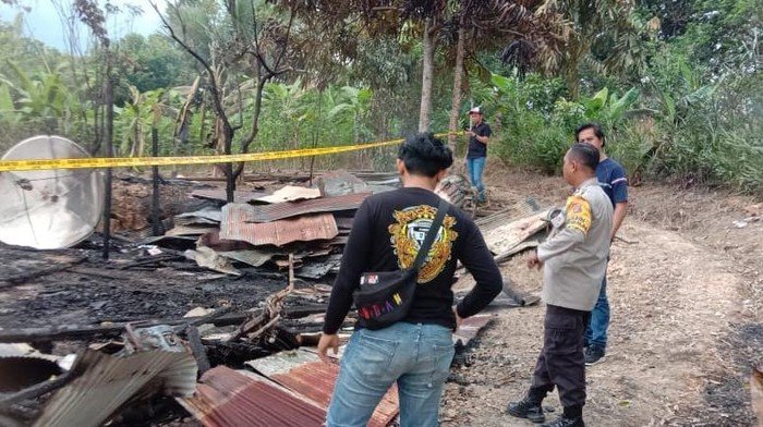 Polisi melakukan olah TKP suami bakar istri dan anak di Kukar. (FOTO: Dok. Istimewa)