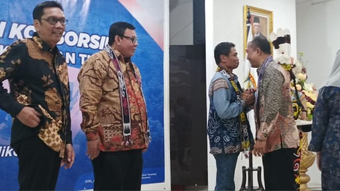 Rektor Institut Teknologi Kalimantan (ITK), Prof Dr Agus Rubiyanto, M.Eng.Sc saat menyambut Ketua KPTN-KTI periode 2023-2025 Prof. Dr. Ahmad Alim Bahri, S.E., M.S.i. Foto: BorneoFlash.com/Niken Sulastri.