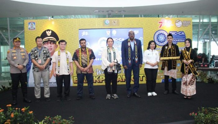 Rombongan delegasi dari negara-negara OICCA tiba di Bandara SAMS Sepinggan Balikpapan, Kalimantan Timur, pada Sabtu (8/7/2023). BorneoFlash.com/Ist.