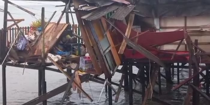 Rumah warga RT 06 Jalan Jenderal Sudirman Kampung Pesisir RT 06 Kelurahan Klandasan Ulu, Balikpapan Kota ambruk ke laut, Jumat (21/7/2023). Foto: BorneoFlash.com/Ist.
