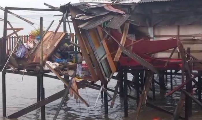 Rumah warga RT 06 Jalan Jenderal Sudirman Kampung Pesisir RT 06 Kelurahan Klandasan Ulu, Balikpapan Kota ambruk ke laut, Jumat (21/7/2023). Foto: BorneoFlash.com/Ist.