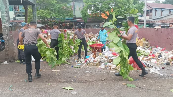 Satuan Brimob Kepolisian Daerah Kalimantan Timur melaksanakan kegiatan peduli lingkungan yakni melakukan pembersihan sampah, di Pasar Sepinggan Balikpapan pada hari Kamis (13/7/2023). Foto: BorneoFlash.com/Niken Sulastri.