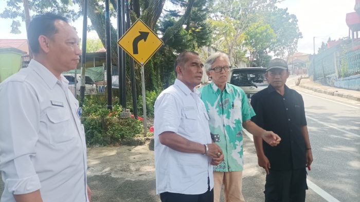 Sekretaris Daerah Kota Balikpapan Muhaimin saat meninjau Jalan yang berada tepat di depan Sekolah Dasar Negeri (SDN) 22 Kecamatan Balikpapan Tengah, pada hari Rabu (26/7/2023). Foto: BorneoFlash.com/Niken Sulastri.