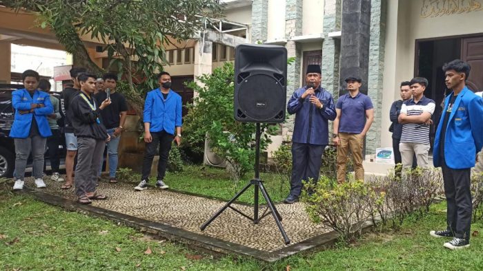 Suhardi Hamka didampingi Pengurus Cabang PMII Kota Balikpapan, secara bergantian menyuarakan tindakan ilegal sekelompok orang yang memasang spanduk sitaan itu. Foto: BorneoFlash.com/Niken Sulastri.
