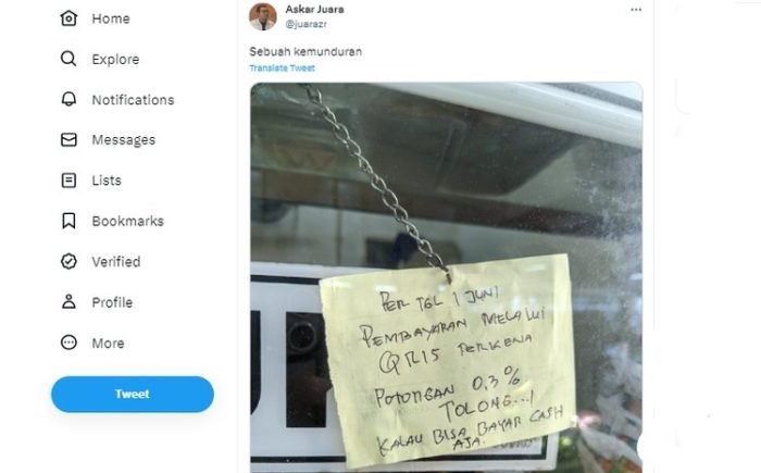 Tangkapan layar twit soal pedagang imbau bayar pakai cash imbas pengenaan tarif QRIS 0,3 persen. (Foto: Twitter/@juarazr)