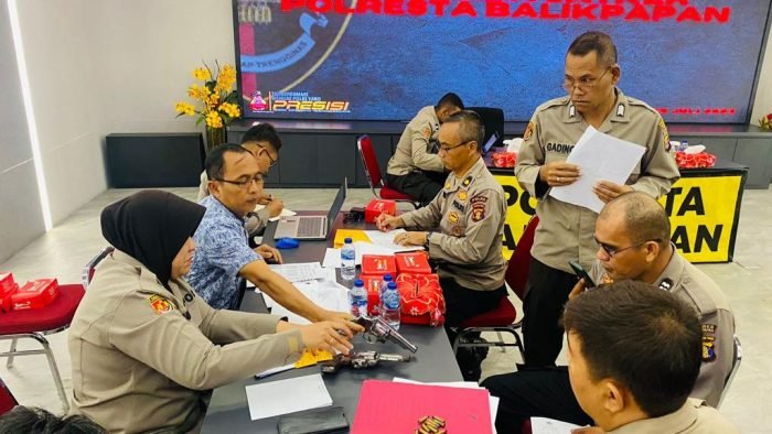 Tim Supervisi BMN melakukan pemeriksaan secara menyeluruh kepada Operator Sistem Administrasi Keuangan dan Barang Milik Negara (SAKTI/BMN) untuk memastikan akurasi dan keteraturan data BMN, Sabtu, (29/7/2023). Foto: HO/Humas Polda Kaltim.