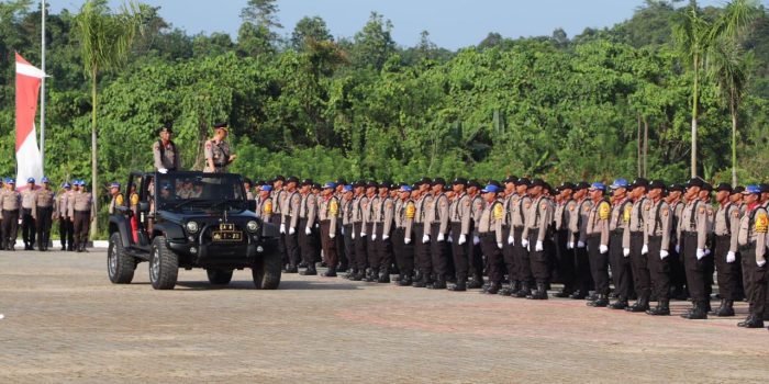 Upacara diawali dengan pemeriksaan pasukan oleh Kapolda Kaltim selaku inspektur upacara, di SPN Polda Kaltim Kutai Kartanegara pada Selasa (25/7/2023) pagi. Foto: HO/Humas Polda Kaltim.