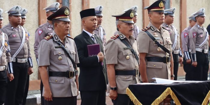 Upacara serah terima jabatan (Sertijab) Polres Kutai Barat di lingkungan Polda Kalimantan Timur digelar untuk jabatan Kasat Binmas Polres Kutai Barat dan Kapolsek Barong Tongkok di halaman mako Polres Kutai Barat, Kamis (13/07/2023). Foto: HO/Humas Polres Kubar.