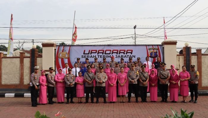 Foto Bersama Usai Upacara Sertijab Kasat Binmas Polres Kutai Barat dan Kapolsek Barong Tongkok di halaman mako Polres Kutai Barat, Kamis (13/07/2023). Foto: HO/Humas Polres Kubar. 

