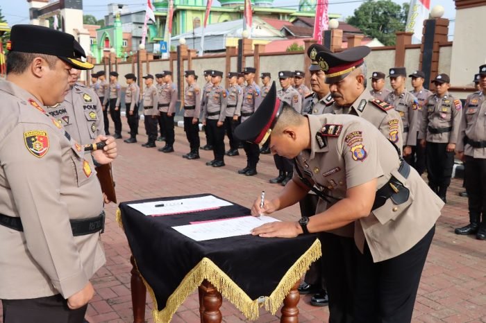 Upacara serah terima jabatan (Sertijab) Polres Kutai Barat di lingkungan Polda Kalimantan Timur digelar untuk jabatan Kasat Binmas Polres Kutai Barat dan Kapolsek Barong Tongkok di halaman mako Polres Kutai Barat, Kamis (13/07/2023). Foto: HO/Humas Polres Kubar.