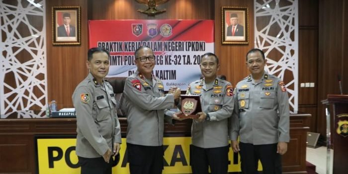 Wakapolda Kaltim Mujiyono, didampingi Para Pejabat Utama Polda Kaltim terima kunjungan Tim PKDN, Senin pagi (24/07/2023). Foto: HO/Humas Polda Kaltim.