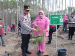 Wakapolda Kaltim Mujiyono didampingi istri turut menghadiri acara penanaman bibit pohon endemic di kawasan Ibu Kota Nusantara (IKN), Jumat (28/7/2023). Foto: HO/Humas Polda Kaltim.