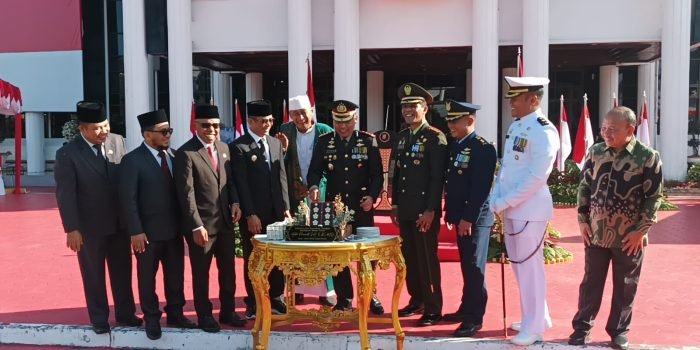 Wakil Ketua DPRD Balikpapan, Subari (Ketiga dari Kiri) saat mengikuti Upacara Peringatan Hari Bhayangkara ke 77, di Halaman Balai Kota pada hari Sabtu (1/7/2023). Foto: BorneoFlash.com/Niken Sulastri.