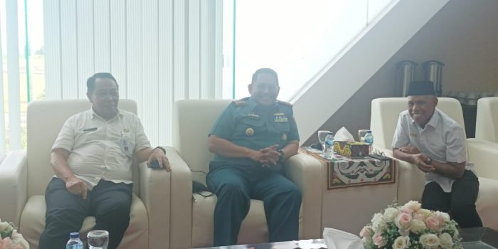(ka-ki) Wakil Ketua DPRD Balikpapan, Subari; Danlanal Balikpapan Kolonel Laut (P) Rasyid Al Hafiz, MMaritimePol, M.Tr.Hanla., dan Staf Ahli Bidang Perekonomian dan Pembangunan Sekda Balikpapan, Arzaedi Rachman, di Ruang VVIP Bandara Sultan Aji Muhammad Sulaiman (SAMS) Sepinggan Balikpapan, pada hari Rabu (5/7/2023). Foto: BorneoFlash.com/Niken Sulastri.