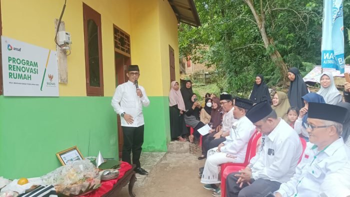 Wali Kota Balikpapan H Rahmad Mas'ud meresmikan RTLH Mustahik Miskin, di Jalan Sepinggan Baru RT 39 Gang Fajar 3 Kelurahan Sepinggan Baru Kecamatan Balikpapan Selatan pada hari Jumat (7/7/2023). Foto: BorneoFlash.com/Niken Sulastri.