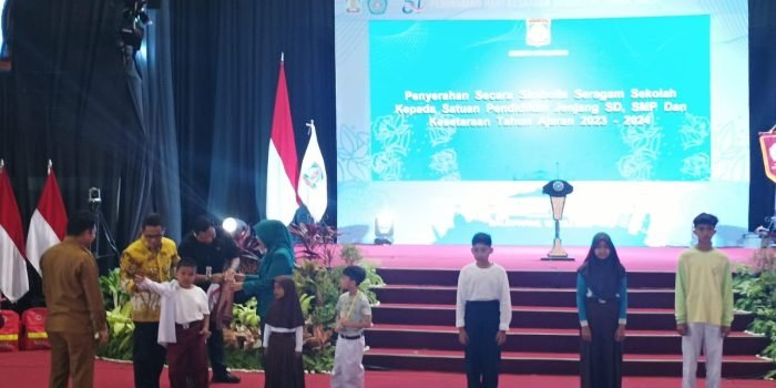 Wali Kota Balikpapan H Rahmad Mas'ud saat memberikan seragam sekolah gratis kepada perwakilan sekolah SD, SMP dan Kesetaraan Kota Balikpapan, di Balikpapan Sport Convention Center (BSCC/DOME), pada hari Senin (10/7/2023). Foto: BorneoFlash.com/Niken Sulas