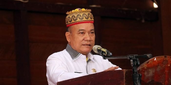 Wabup Mahulu Drs. Yohanes Avun, M.Si saat membuka Pelatihan Penguatan Kapasitas Penyusunan Rencana Pembangunan Kampung Berbasis Potensi bertempat di Balai Adat ujoh Bilang, Rabu (21/06/22). Foto: Prokopim