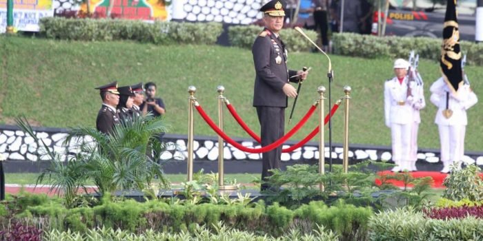 Kapolda Kaltim Irjen Pol Drs Imam Sugianto, M.S.i memimpin Upacara Hari Bhayangkara ke 77, di Halaman Mapolda Kaltim pada Sabtu (1/7/2023).(Foto:BorneoFlash.com/ist).