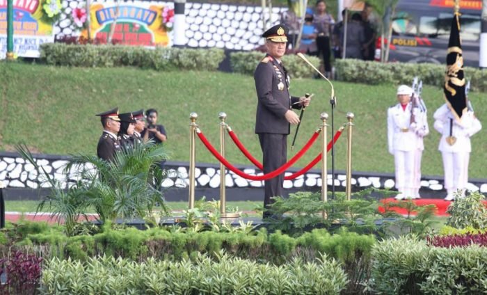 Kapolda Kaltim Irjen Pol Drs Imam Sugianto, M.S.i memimpin Upacara Hari Bhayangkara ke 77, di Halaman Mapolda Kaltim pada Sabtu (1/7/2023).(Foto:BorneoFlash.com/ist).