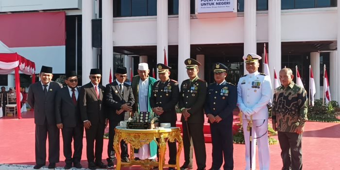 Wali Kota Balikpapan H Rahmad Mas'ud saat mengikuti upacara Hari Bhayangkara ke 77 di Balai Kota pada hari Sabtu (1/7/2023).(Foto:BorneoFlash.com/Niken Sulastri).