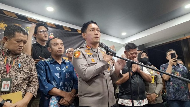AKBP Rio Wahyu Anggoro mengumumkan hasil tes DNA 2 bayi yang tertukar di Bogor yang menyebutkan bahwa kedua bayi itu dinyatakan tertukar dari orang tua kandungnya. Foto: IST/Rizky AM/detikcom.